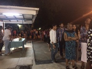 Lines of persons waiting to see the show